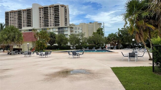 Building Photo - 1651 NE 115th St