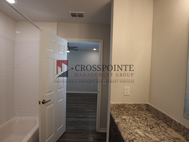 Building Photo - Stunning 2 Bed 2.5 Bath 1 Car Garage Townhome in Tyler!