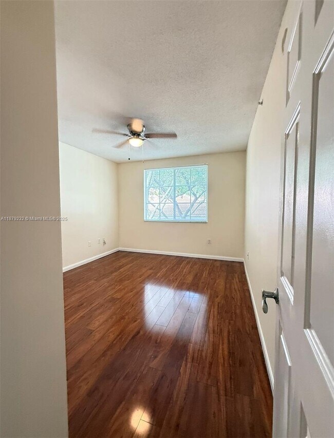 Building Photo - 7940 N Nob Hill Rd