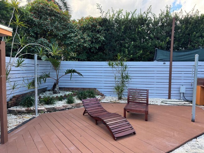 Building Photo - 985 NE 115th St