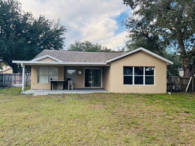 Building Photo - 810 Veronica Cir