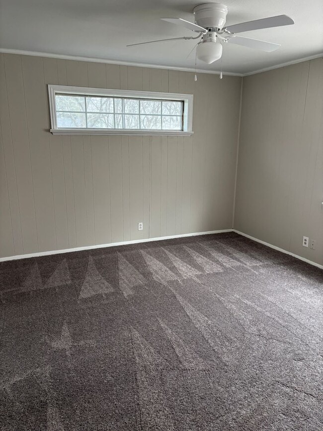 Building Photo - 4/2 on Washington St in Sherman!