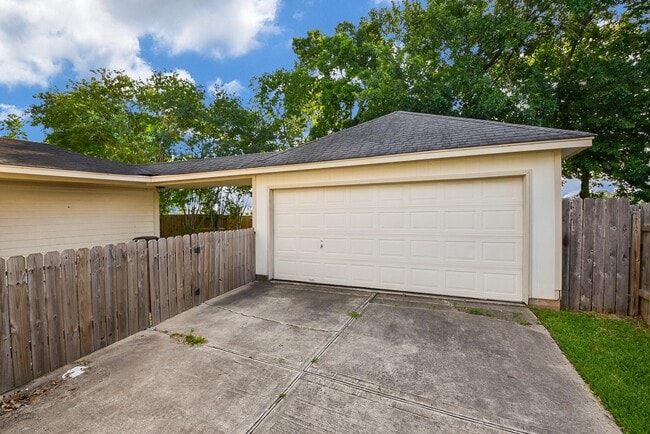 Building Photo - 3935 Carters Lake Dr