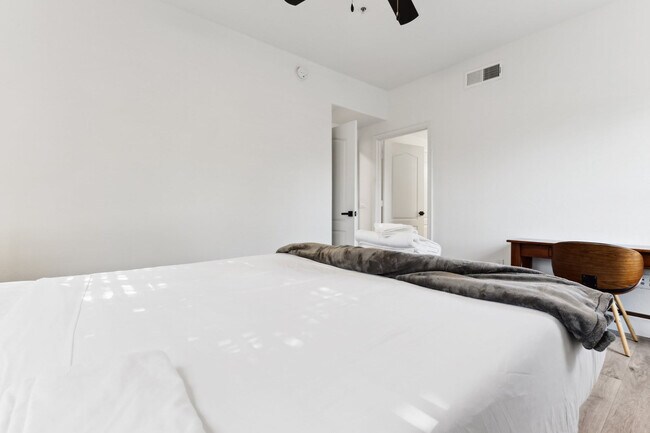 Building Photo - 875 W Pecos Rd