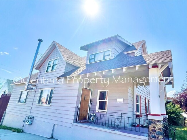Building Photo - 5 bedroom 3 bath house with fenced yard