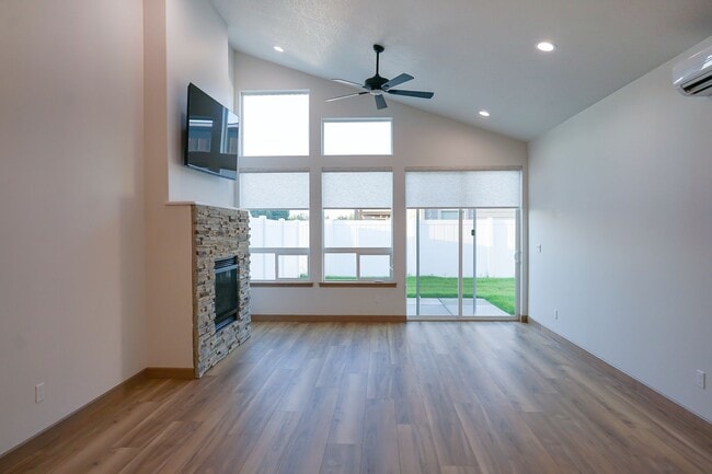 Building Photo - Just completed 2 Bedroom 2 Bath in Coeur d...