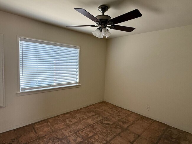 Building Photo - Two Bedroom lower unit - Move in Ready!