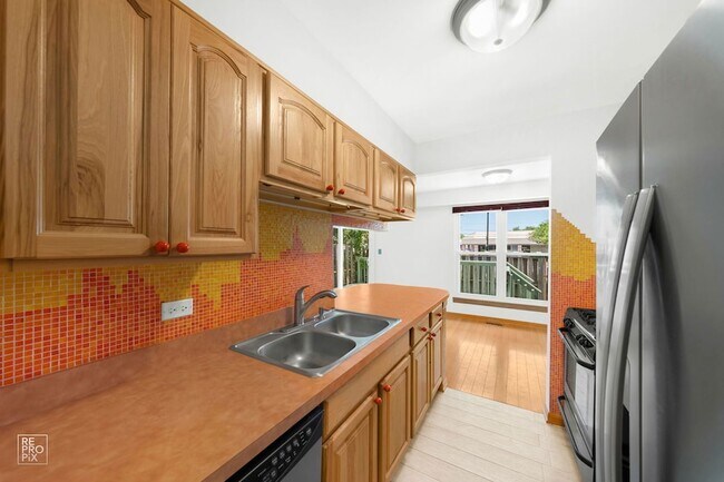 Building Photo - 1555 N Gatewood Ave