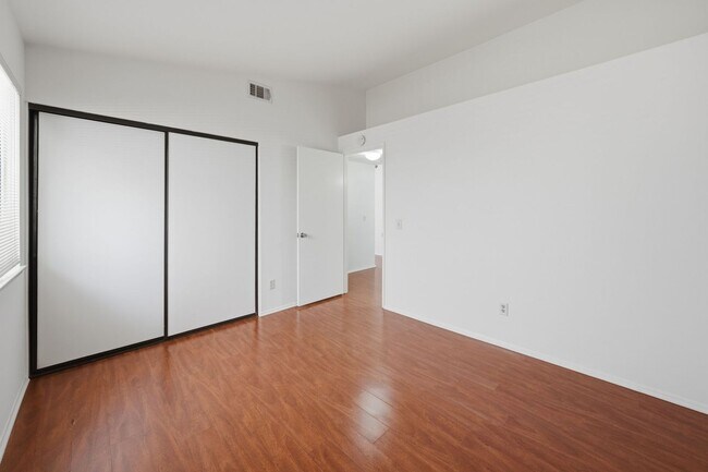 Building Photo - Sparkling Clean 3 Bedroom, 2 Bath Home with a View!