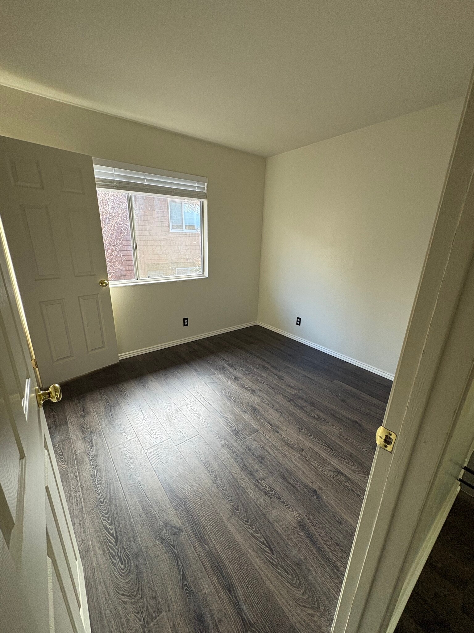 Room 1 - 4128 Ravenwood Pl