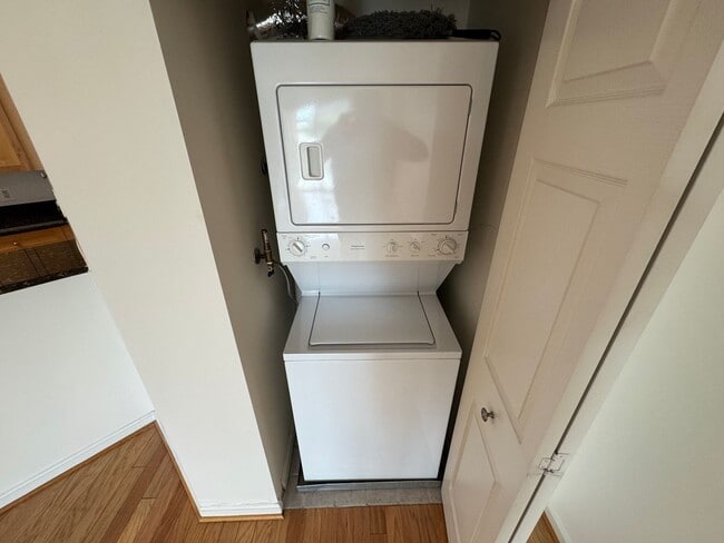 Building Photo - Sun-filled 1 Bed 1 Bath Condo With Private...