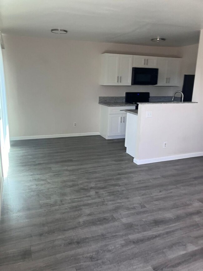 Building Photo - 3030 N Edith Blvd