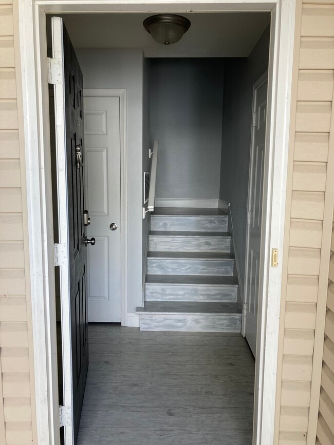 Entry - 708 Woodside Creek Dr