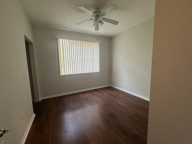 Building Photo - Second Floor 1/1 in Gated Palm Beach Gardens Community