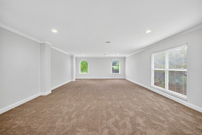Building Photo - 818 Silvergate Dr