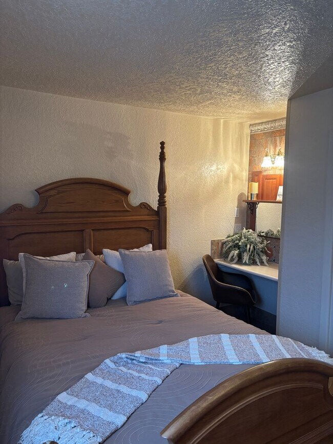 Building Photo - NEWLY REMODELED 1 BED 1 BATH