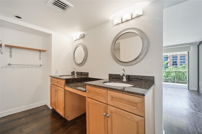 Building Photo - 2901 S Bayshore Dr