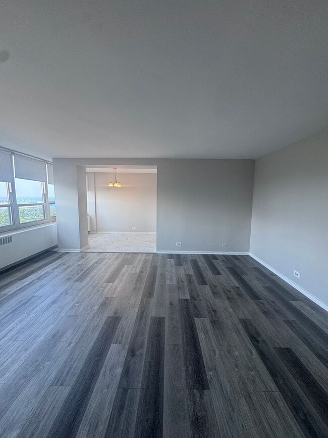 Building Photo - 3 Bed 1.5 Bath in Lakeview!