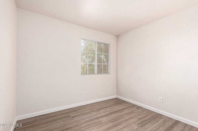 Building Photo - 11529 W Paradise Dr