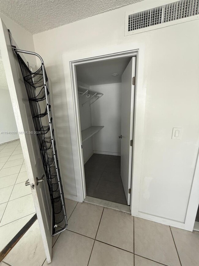 Building Photo - 6770 Indian Creek Dr