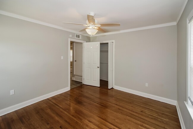 Building Photo - 4600 N Renshaw Dr