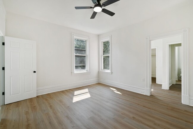 Building Photo - 3 bed 2 bath - fresh updates, central air,...
