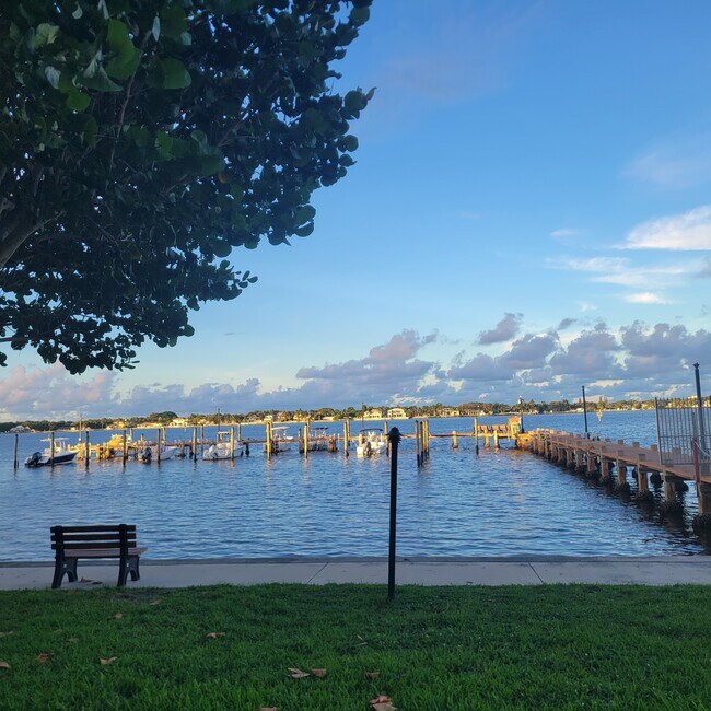 Building Photo - 825 Center St