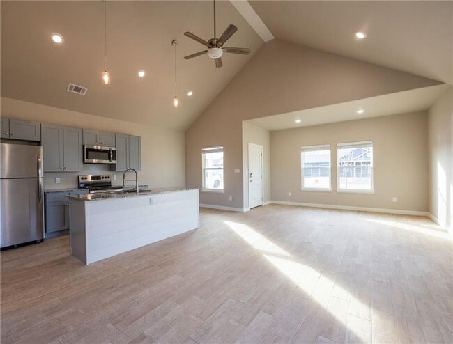 Building Photo - 900 Vly Oaks Ln