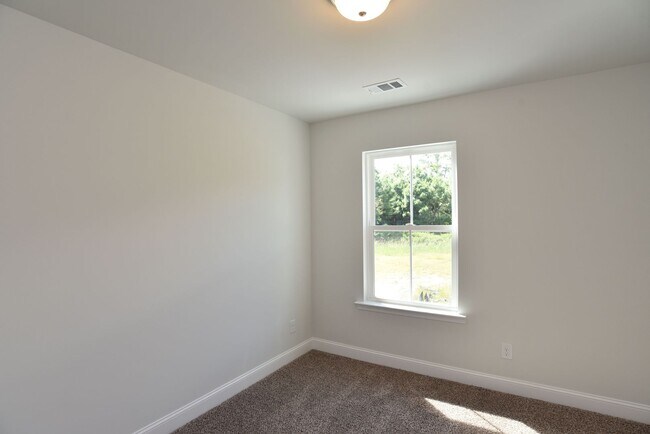 Building Photo - Beautiful Townhome Conveniently Located in The Heart Of Richmond Hill