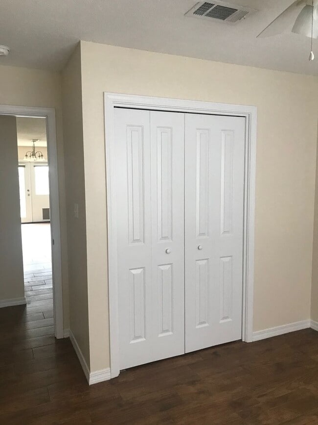 Building Photo - Convenient Location to Hulrburt Field