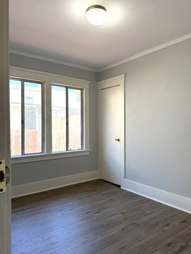 Building Photo - 469