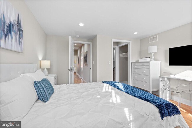 Building Photo - 2219 E Chase St