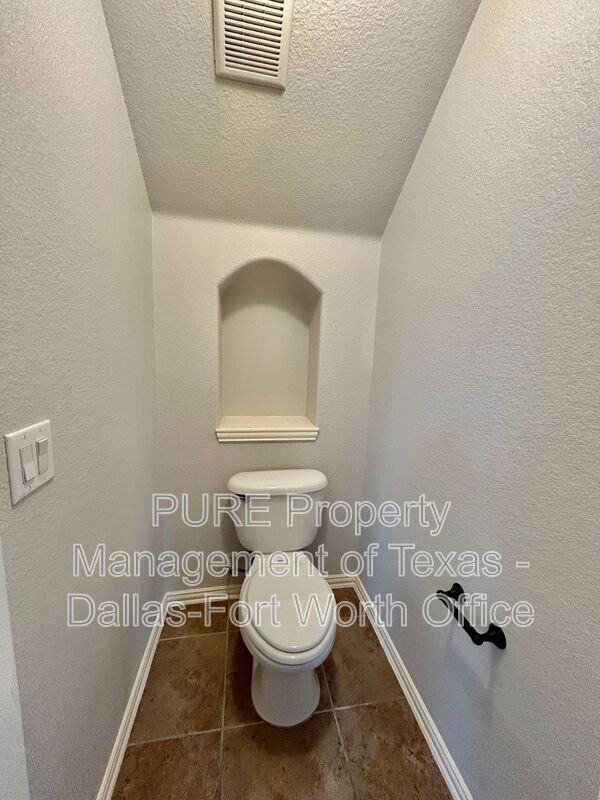 Building Photo - 511 Carnation Ln