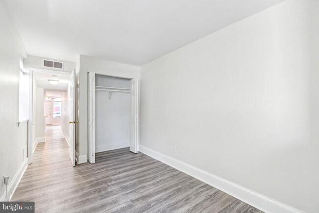 Building Photo - 822 W Lombard St