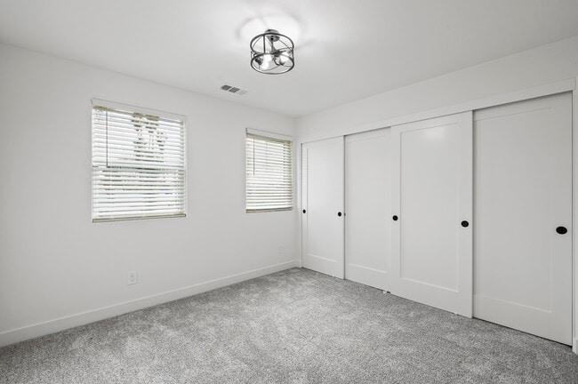 Building Photo - 915 E Central Ave