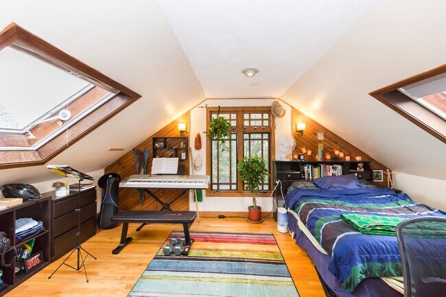 Building Photo - 6 bed in Mission Hill