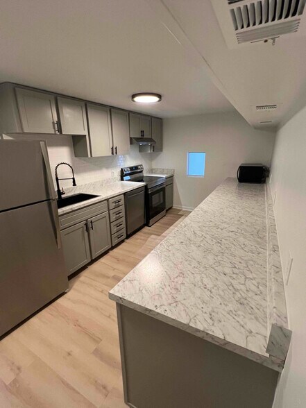 Building Photo - 531 Ditmar St