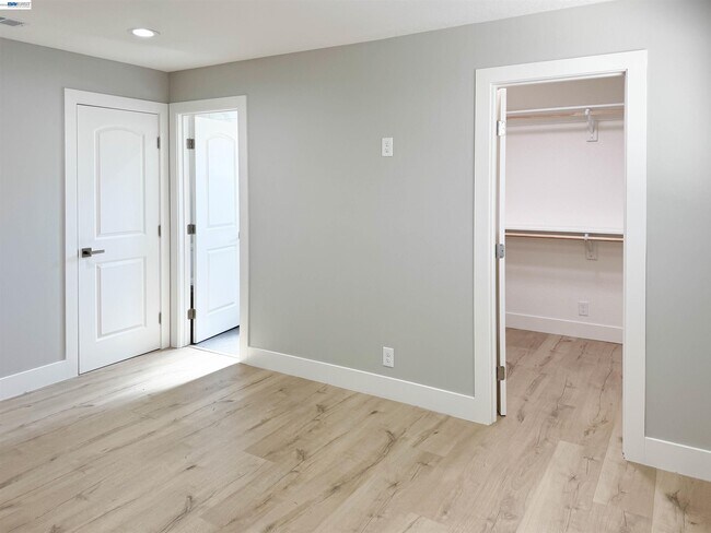 Building Photo - 2071 Seacliff Dr