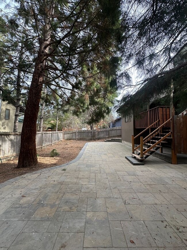 Building Photo - Updated SW Bend Home with Large Backyard!