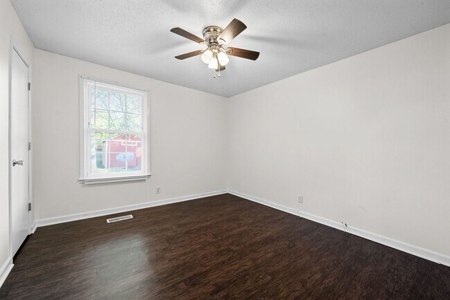 Building Photo - 3 Bedroom Pet Friendly Home For Rent!