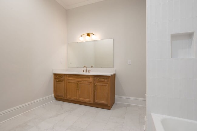 Building Photo - Downtown Close to Forsyth Park