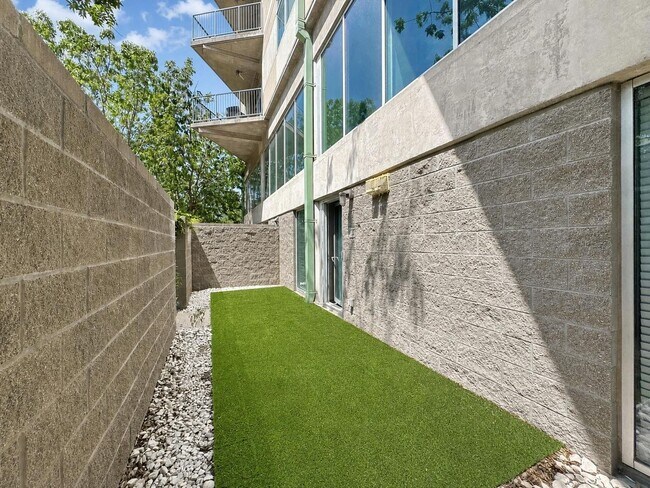 Building Photo - Modern Condo in The Cedars, Dallas with Private Patio | Available for Lease!