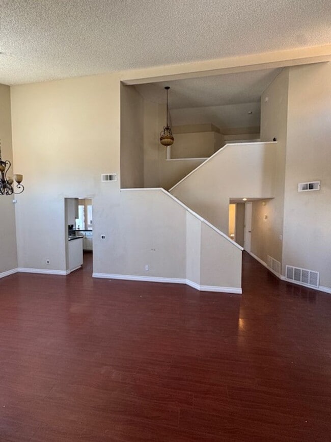 Building Photo - Home in the heart of Lake Elsinore