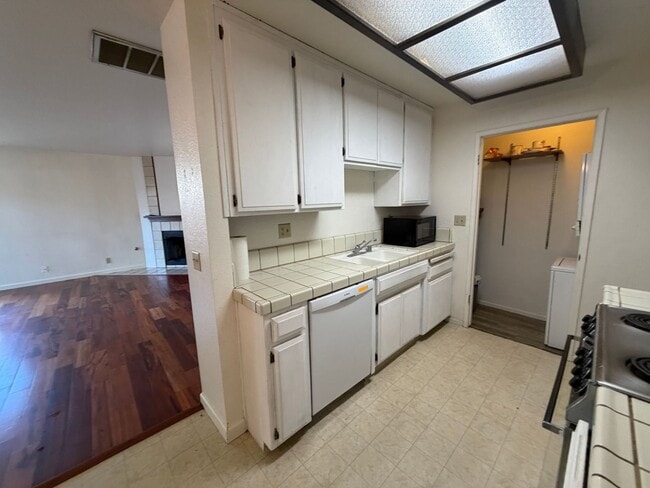 Building Photo - Great Townhome!