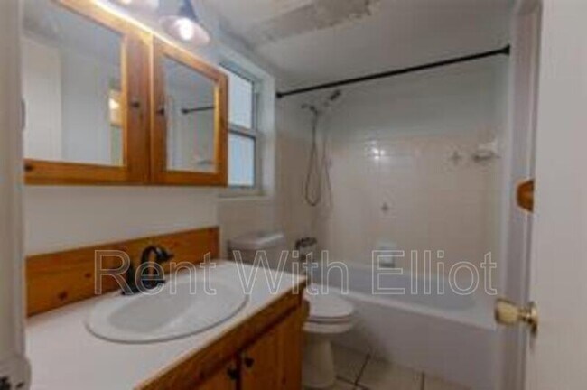 Building Photo - 1001 SE 16th St