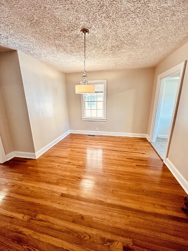 Building Photo - Wonderful 3BR/2.5BA in Hendersonville!