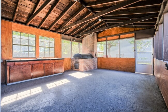 Building Photo - 5907 Nancy Ann St