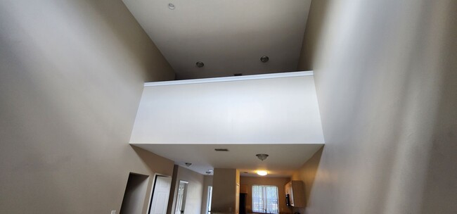Building Photo - 3 Bedroom 2 Bath Lakefront Townhouse