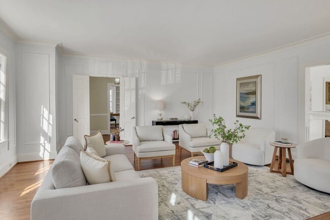 Building Photo - Luxury unfurnished 4BR/4.5BA Tudor in Belle Meade Links.