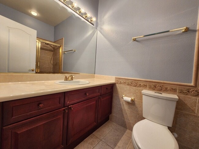 Building Photo - Entertainers Delight with minutes of shopping and restaurants